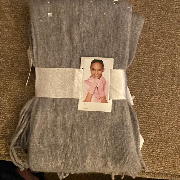 New York & Company Accessories - Woman’s gift set scarf and gloves